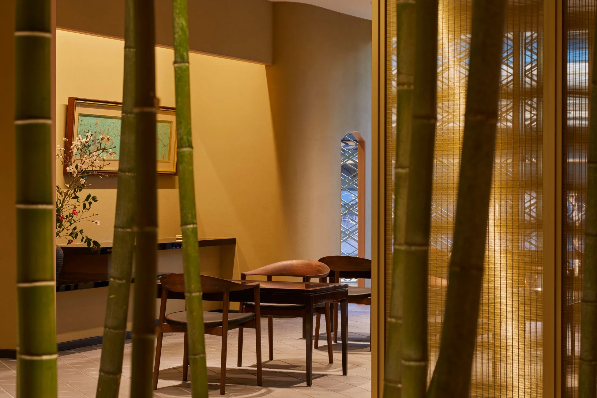 竹が前景に配された、和の趣あふれる落ち着いた雰囲気の室内
