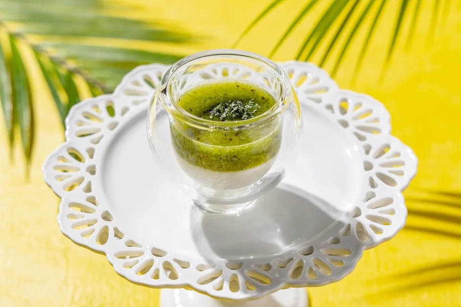 キウイとルッコラのスムージー 蜂蜜ヨーグルトとともに