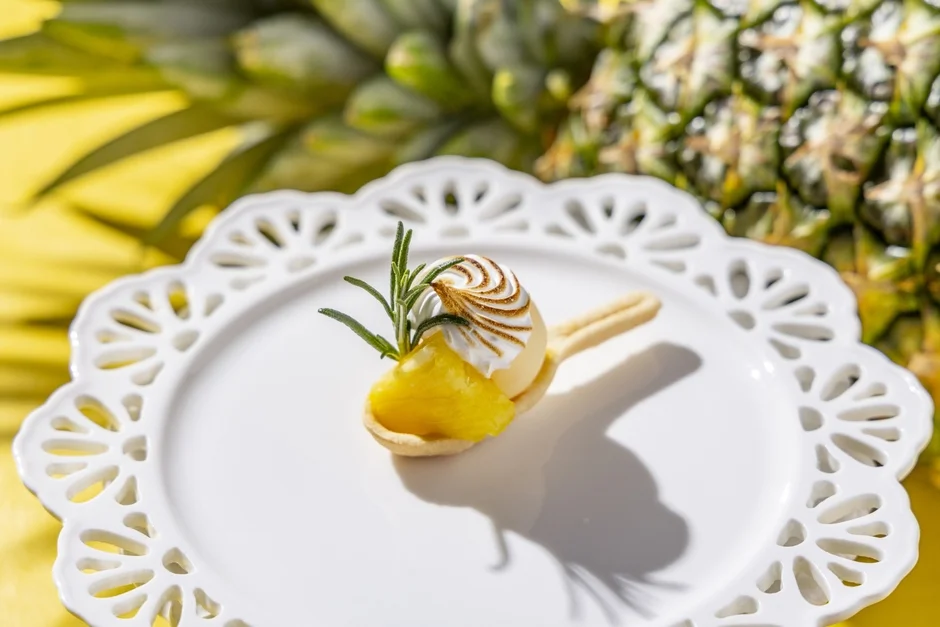 レモンクリームのホワイトチョコ＆パイナップルのローズマリーコンポート