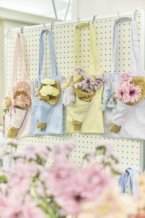 トートバッグと花束