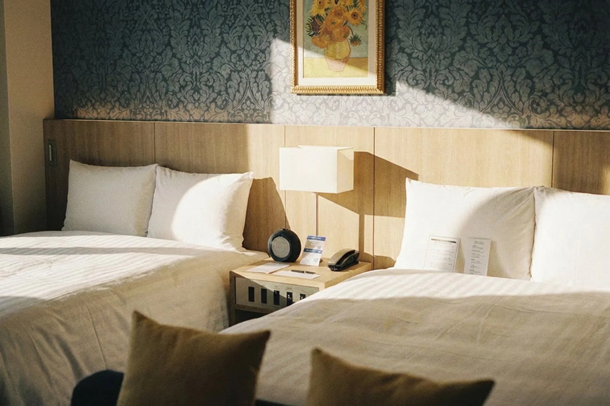 ゴッホのひまわりの絵画が飾られたホテルのツインルーム