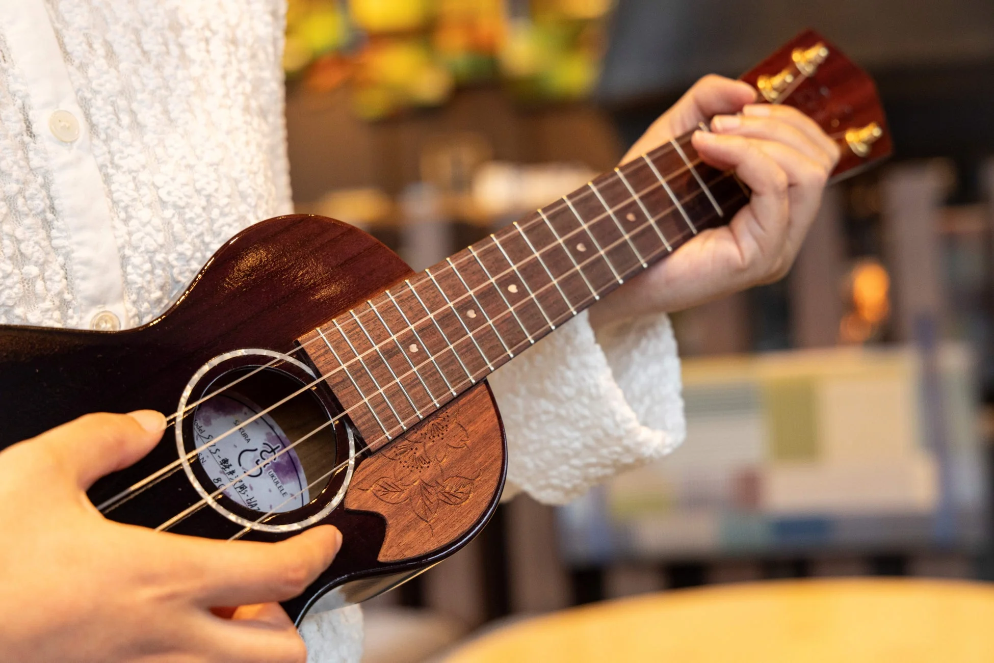 軽井沢彫りウクレレ演奏