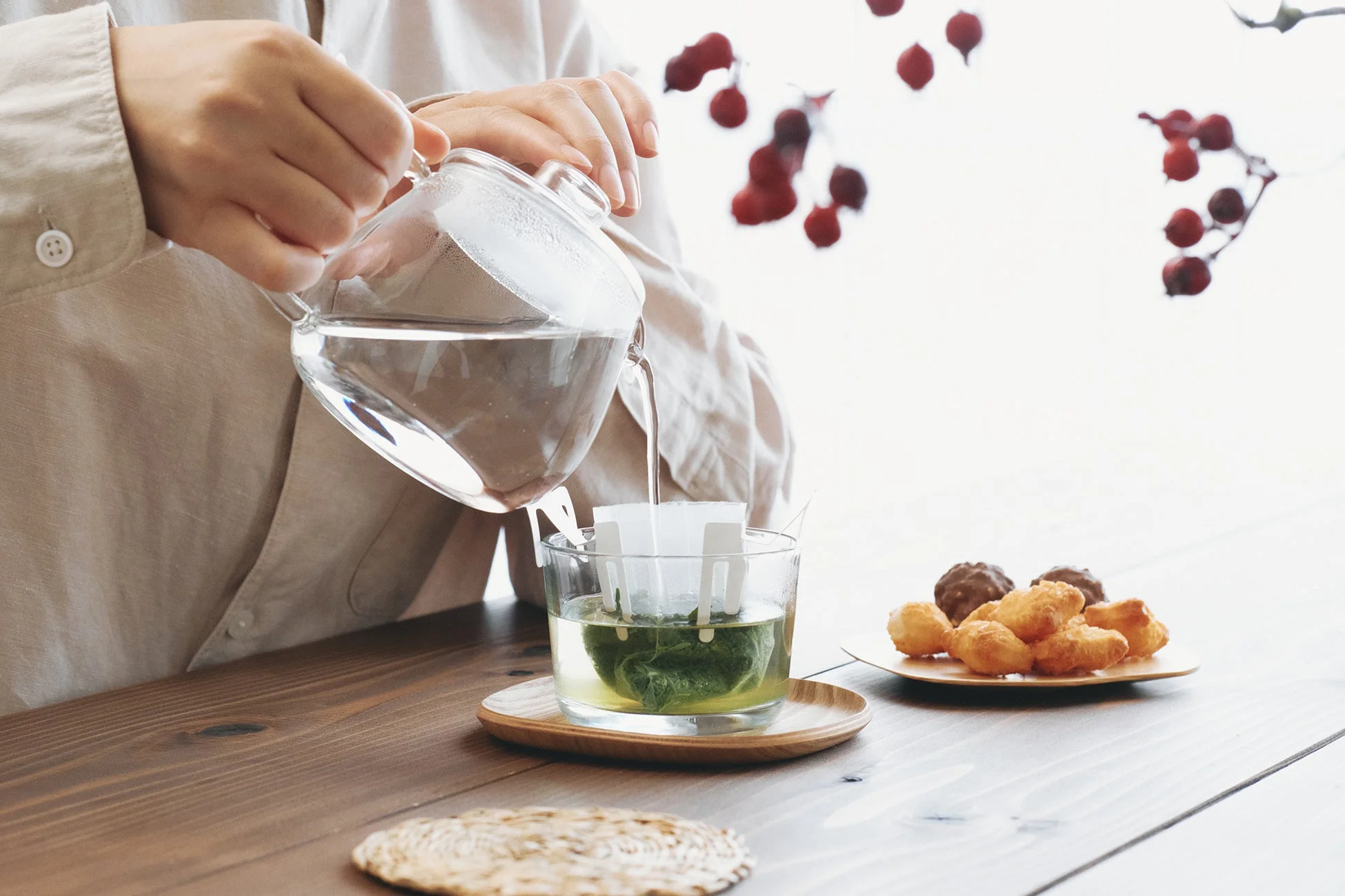 ドリップバッグでお茶を淹れる様子