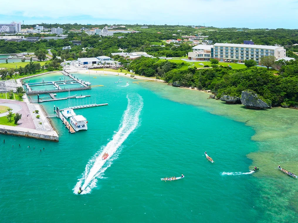 エメラルドグリーンの海が広がるリゾート地の空撮写真