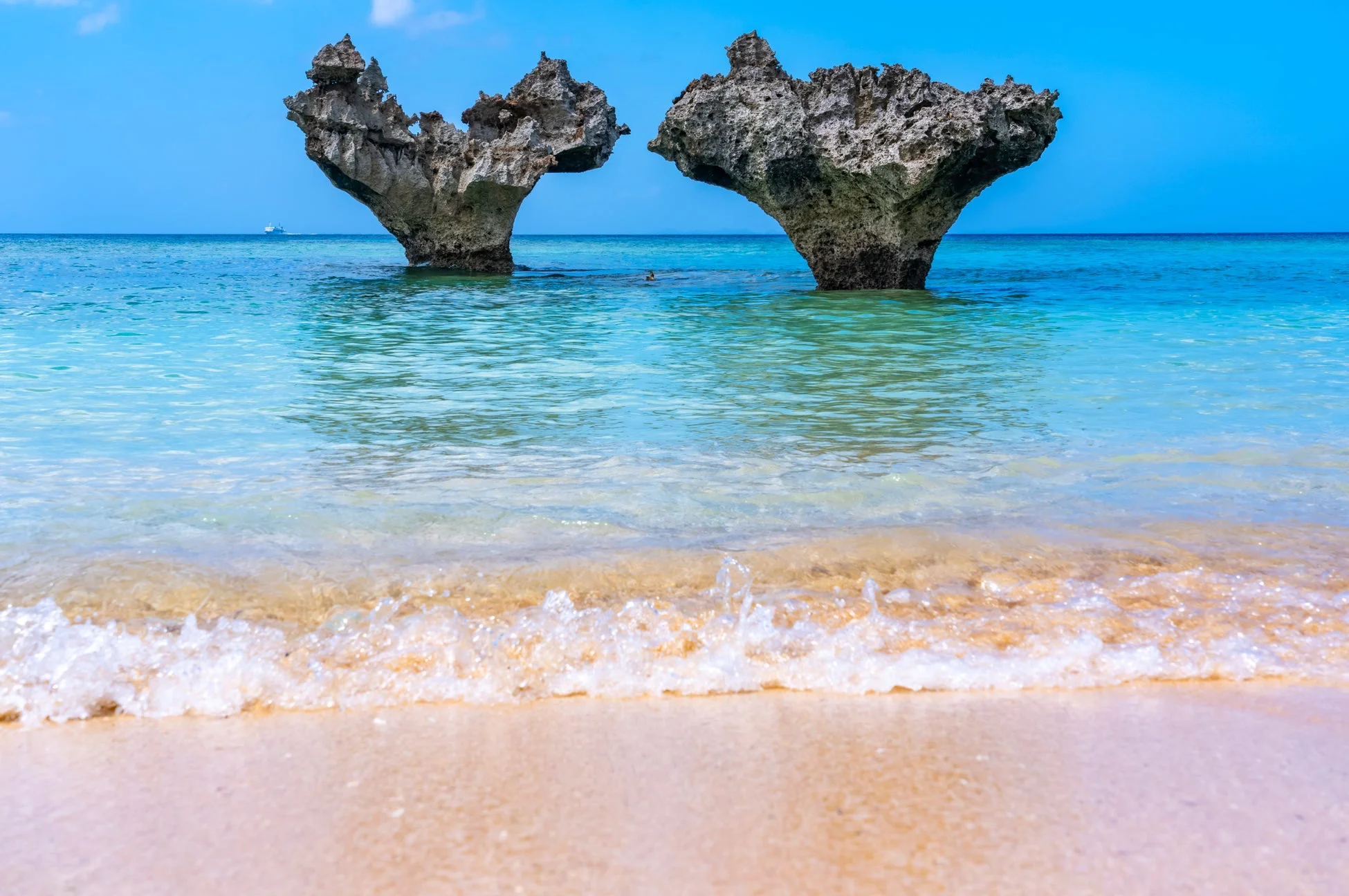 沖縄の古宇利島にある、ハートの形をした岩「ハートロック」が美しいビーチの風景