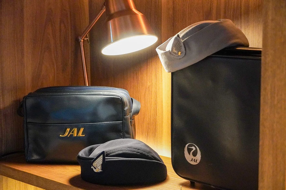 JALの客室乗務員の制帽やバッグ
