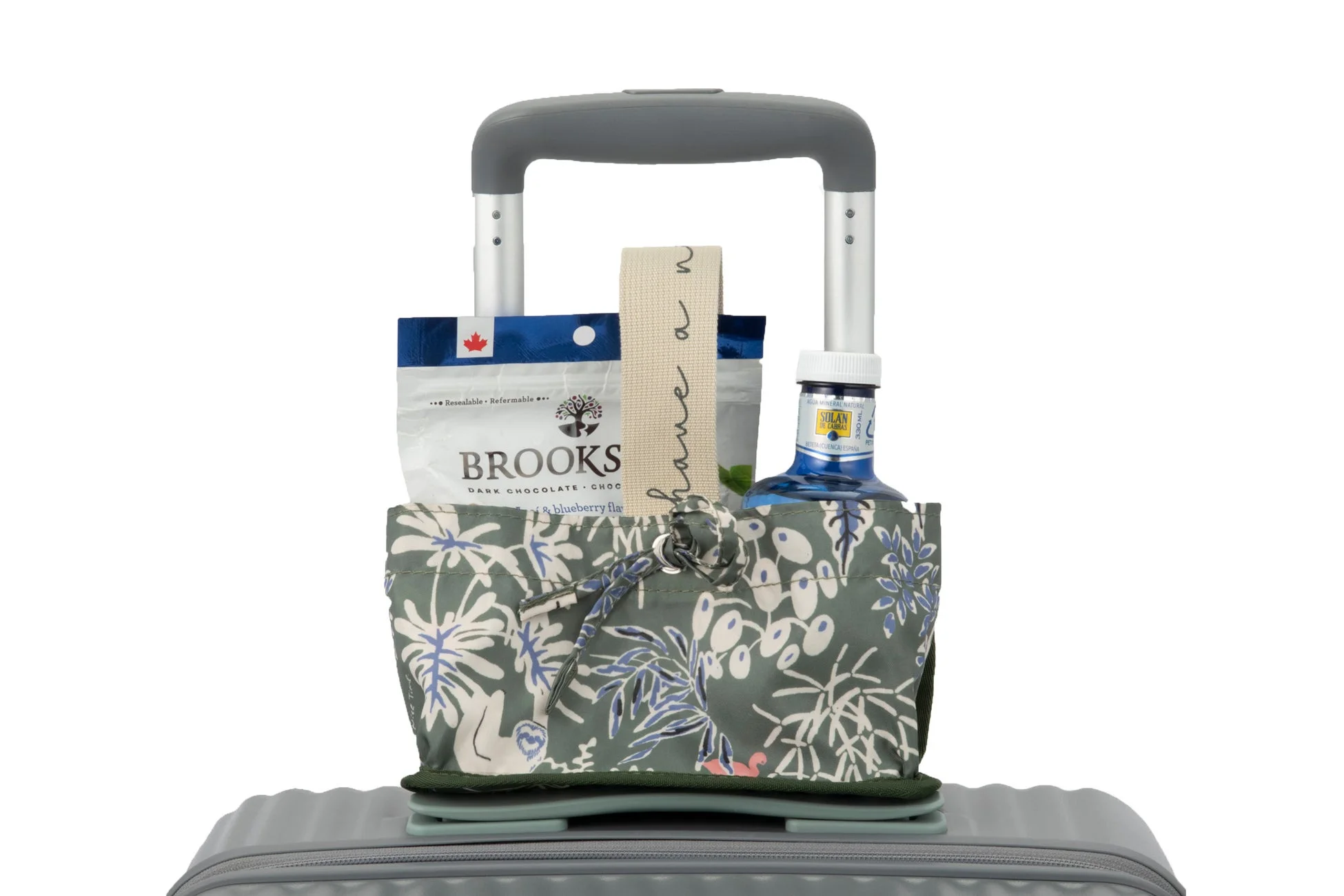 スーツケースのハンドルに掛けられたドリンクバッグ