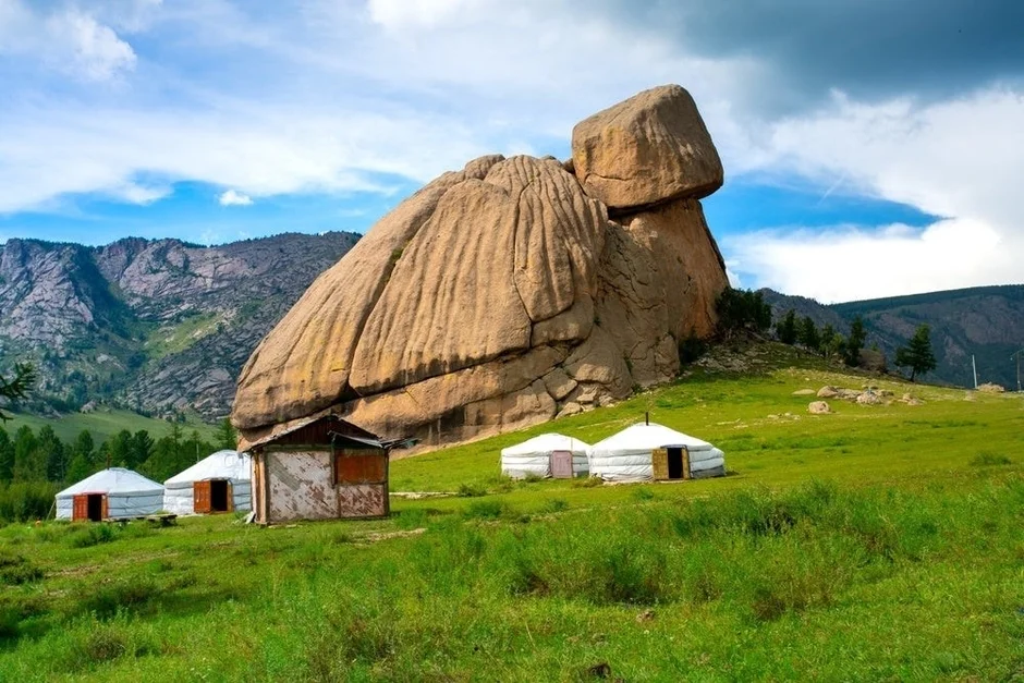モンゴルの草原とゲル