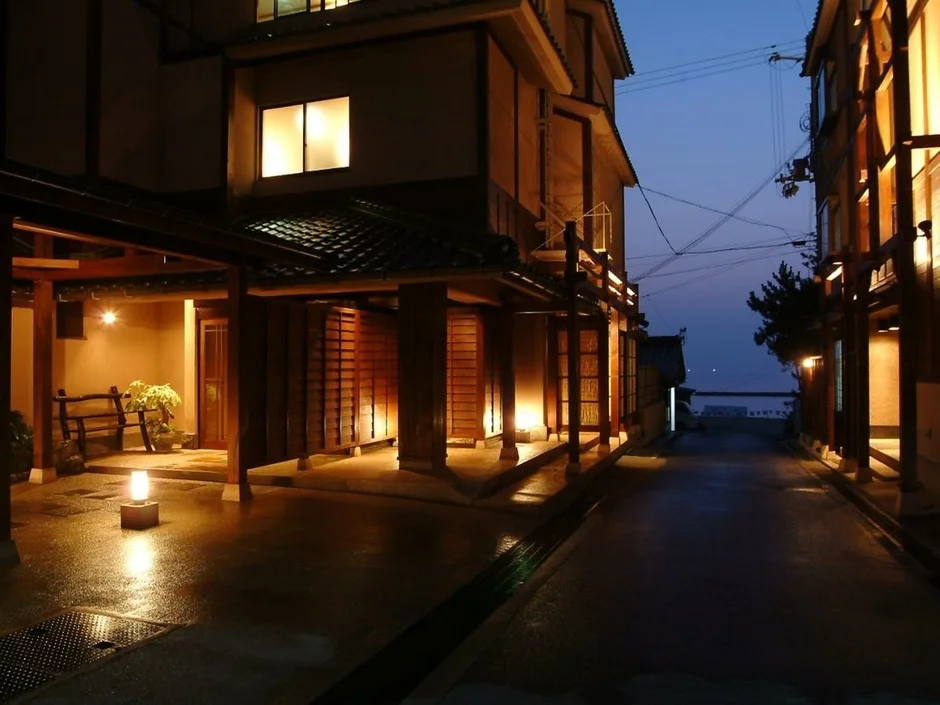 旅館外観夜