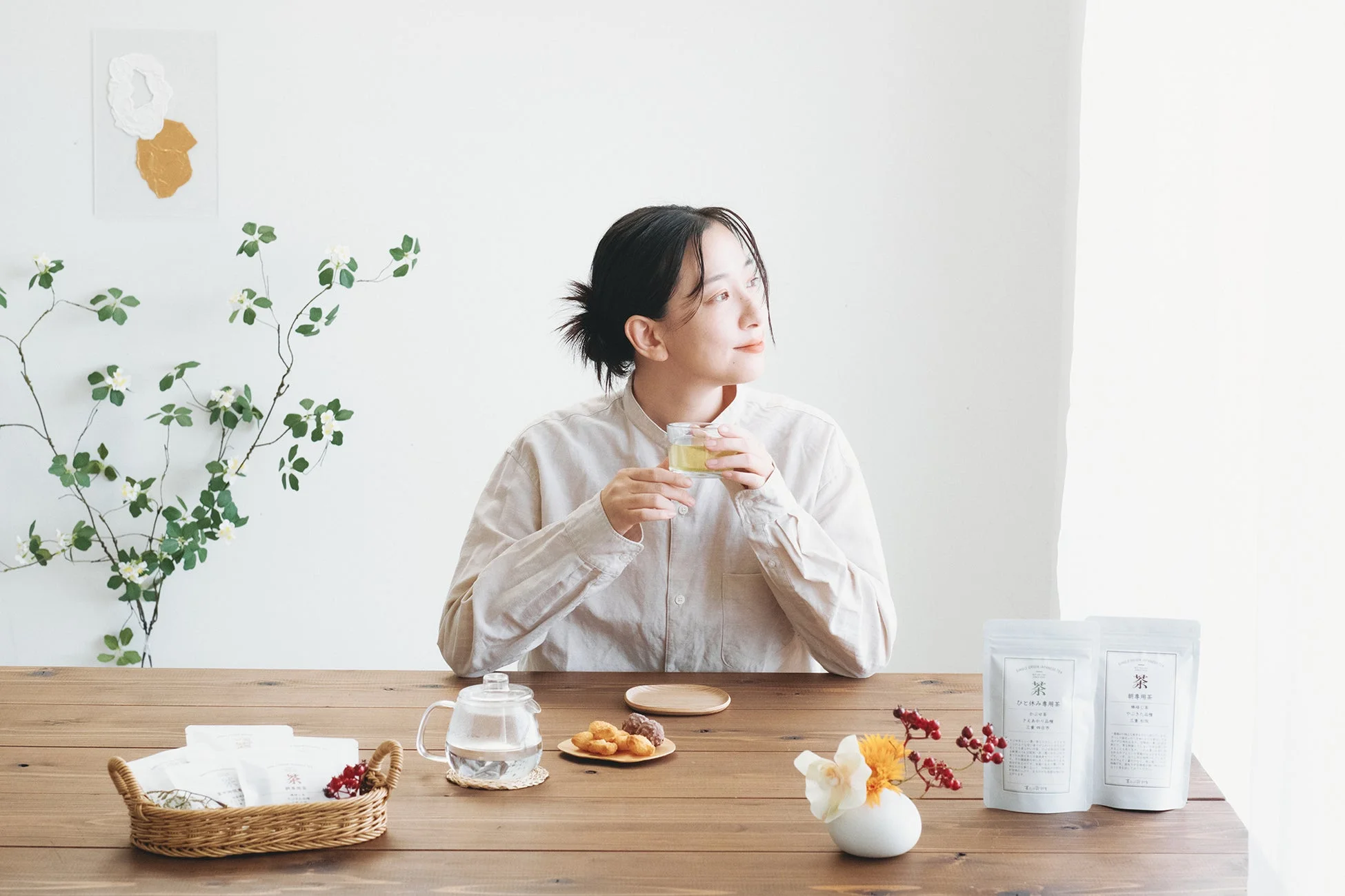 女性がお茶を飲むシーン