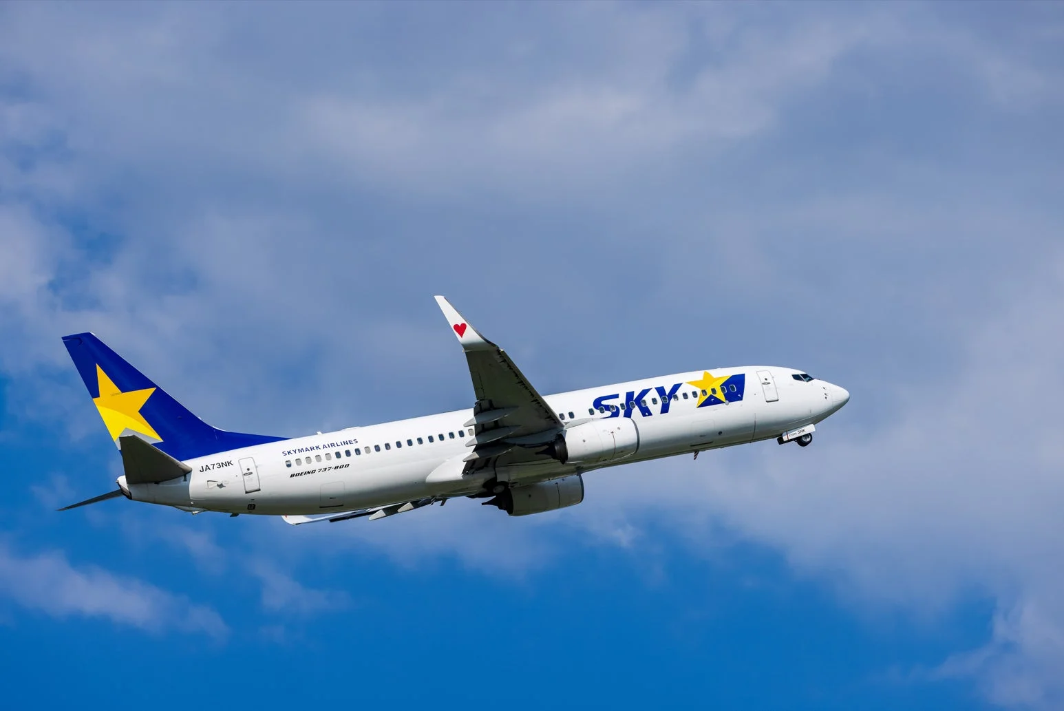 青い空を背景に飛行するスカイマーク航空のボーイング737-800型機