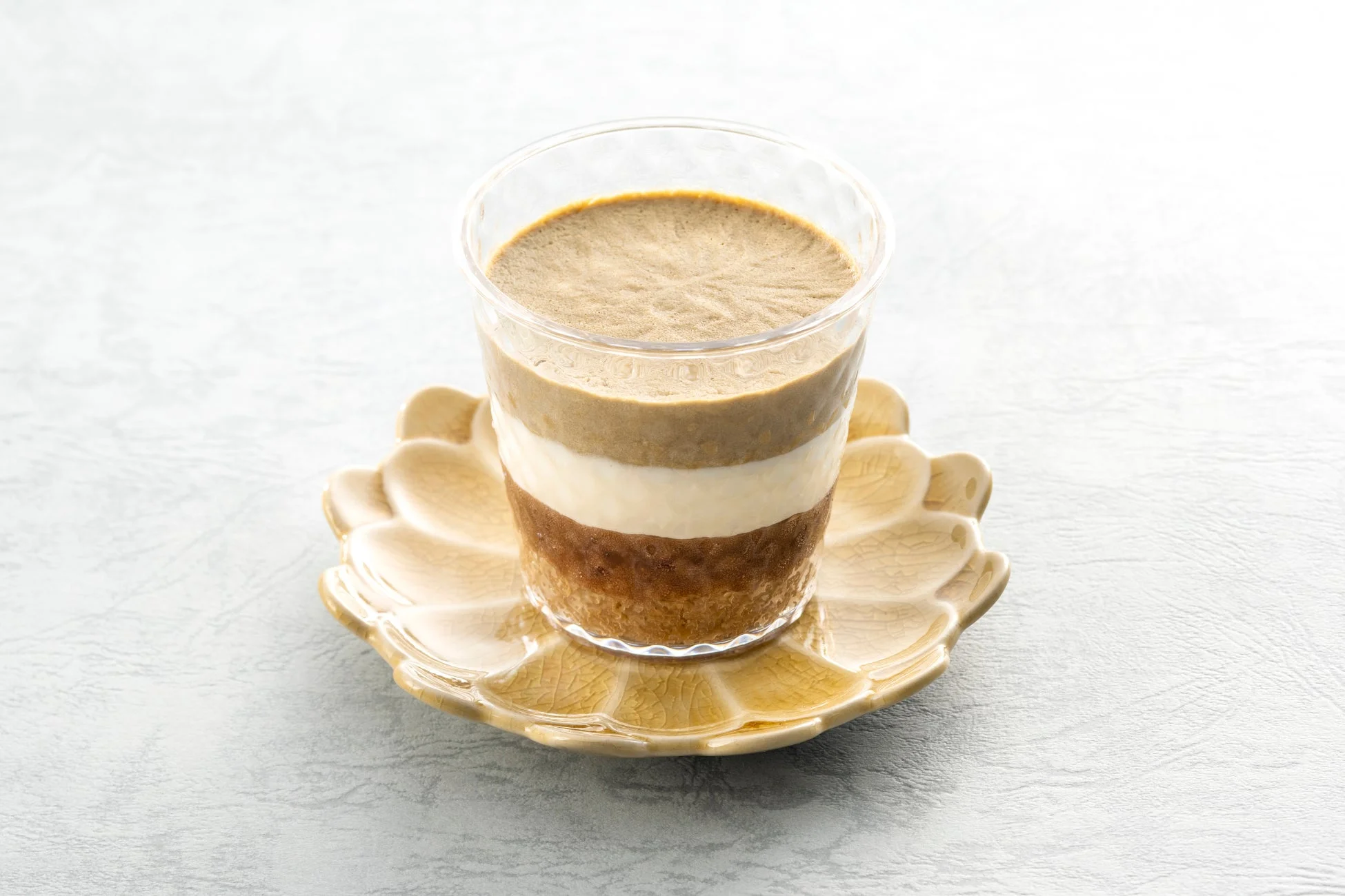 ほうじ茶香るチーズクリームとレーズンのスイーツ