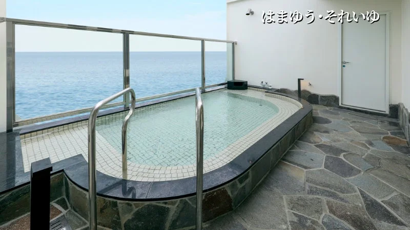 海に面したテラスに設置されたオーシャンビューの露天風呂