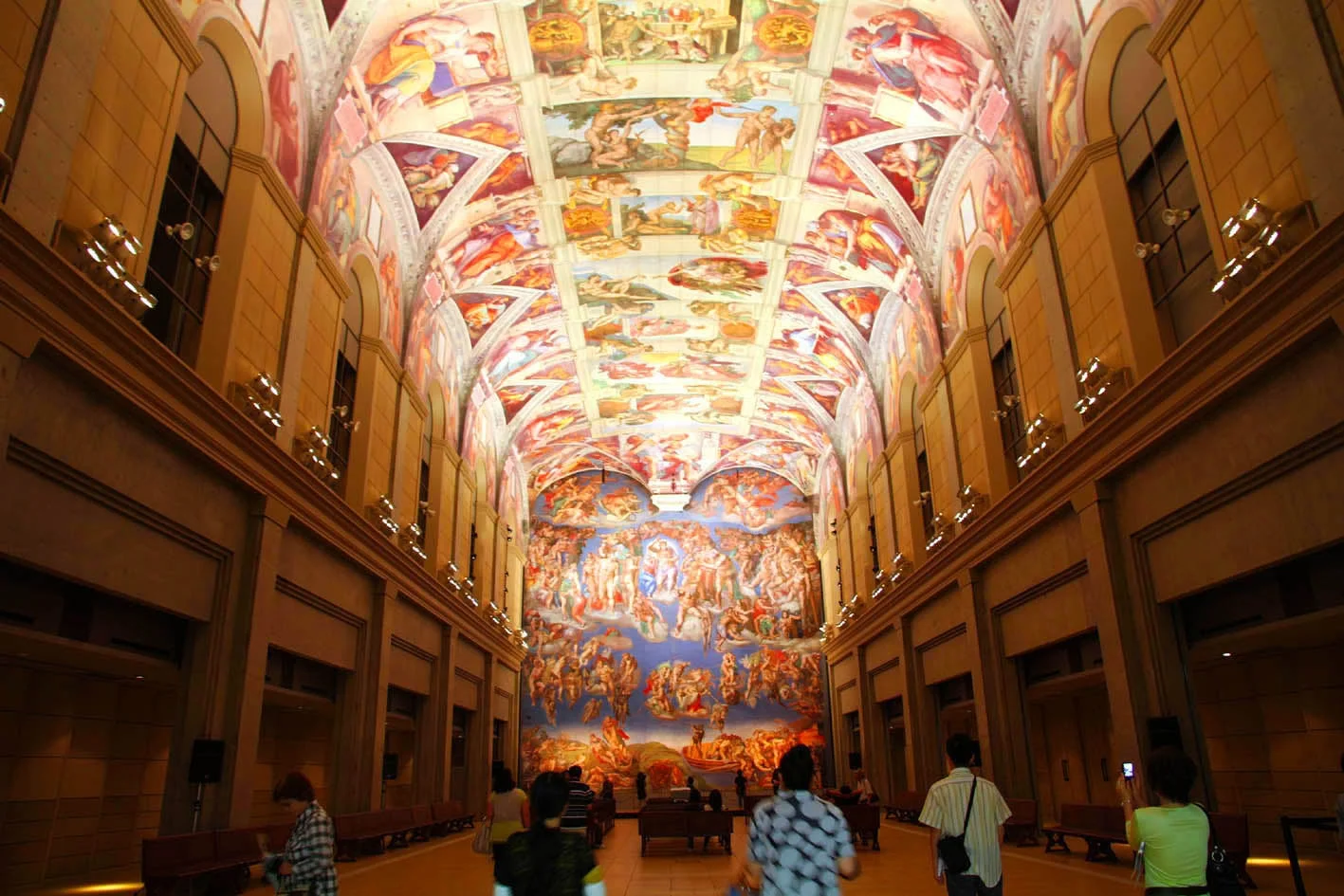 壮大な天井画と壁画で装飾された広間の様子