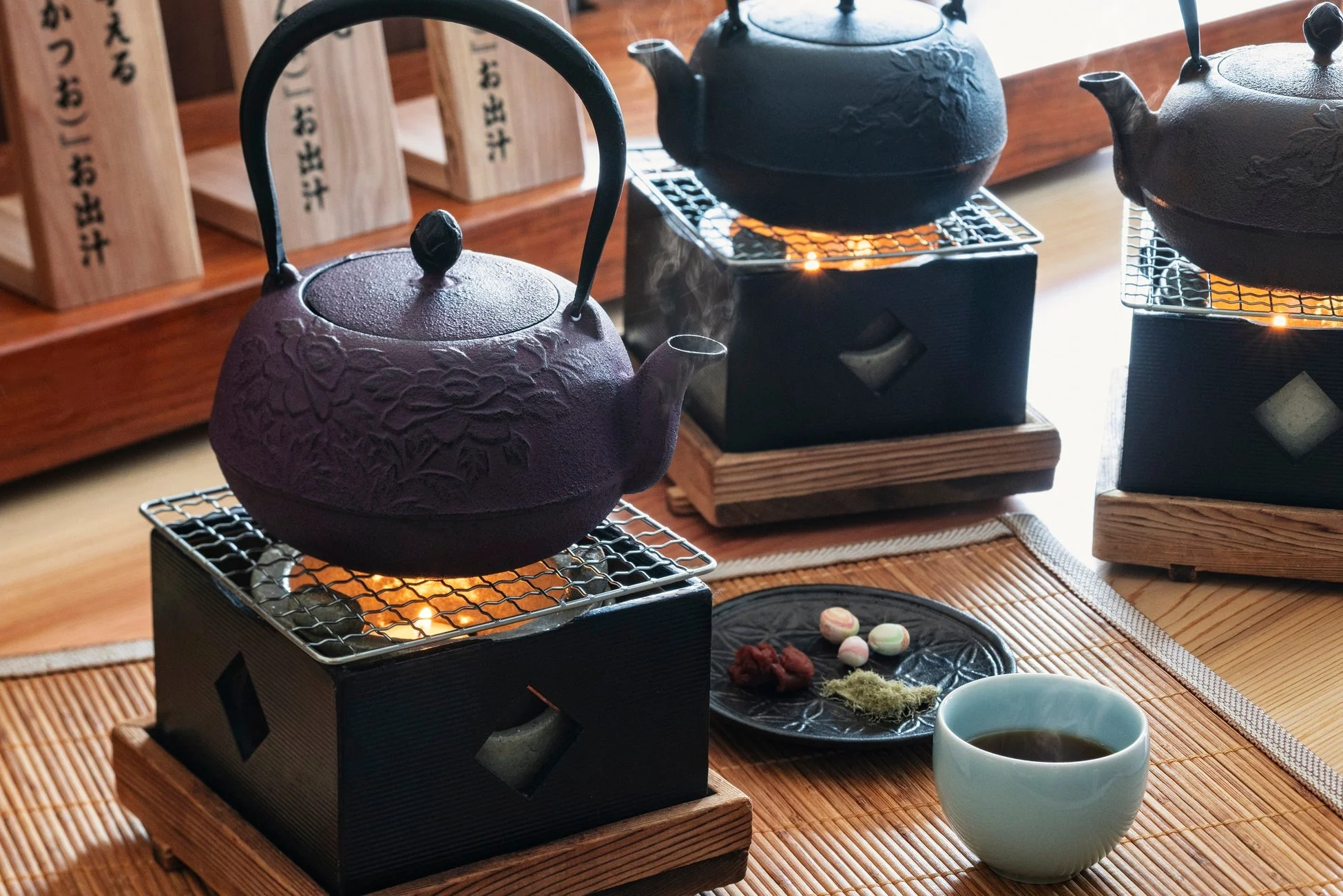 和風の鉄瓶と炭火