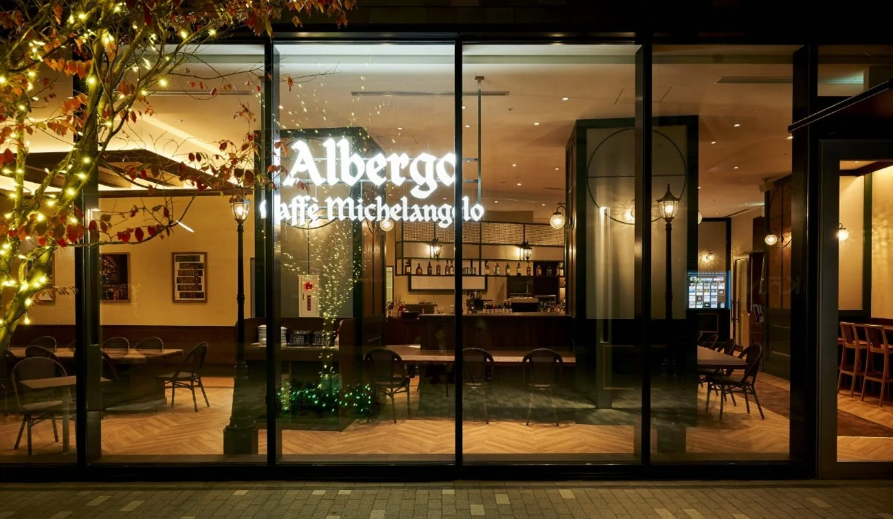 Albergo Caffè Michelangeloの夜の外観