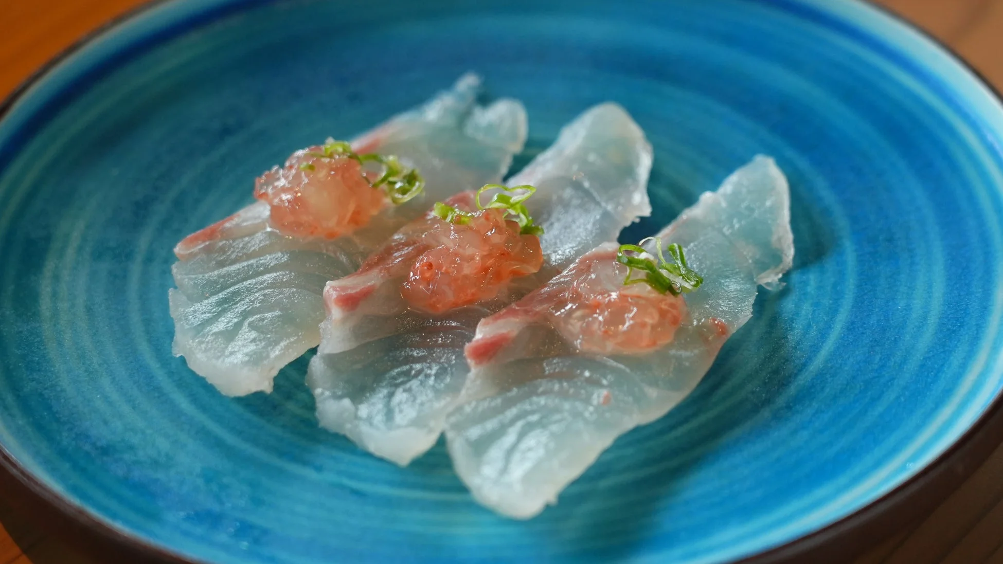 薄切りの白身魚の刺身