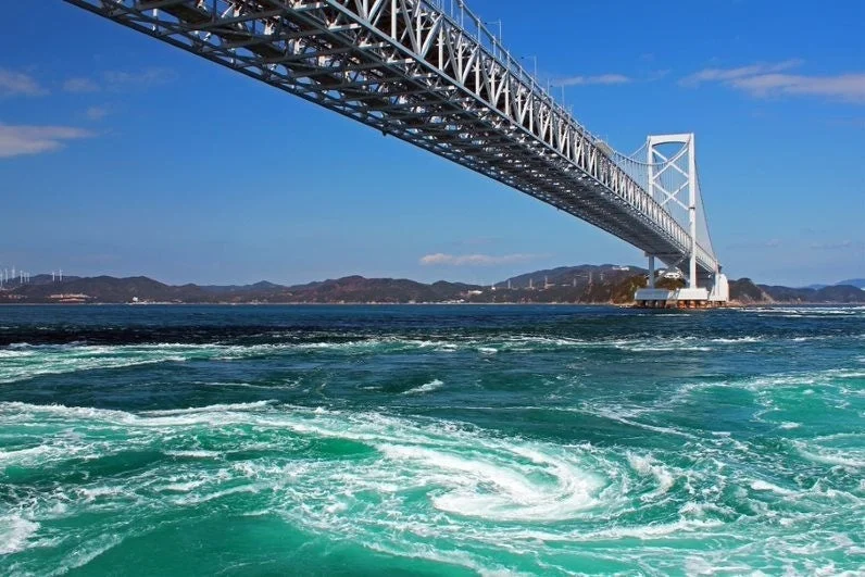 鳴門大橋と渦潮