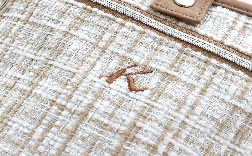 Kマークが刺繍されたツイード調生地