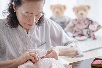 手芸をする女性とテディベア