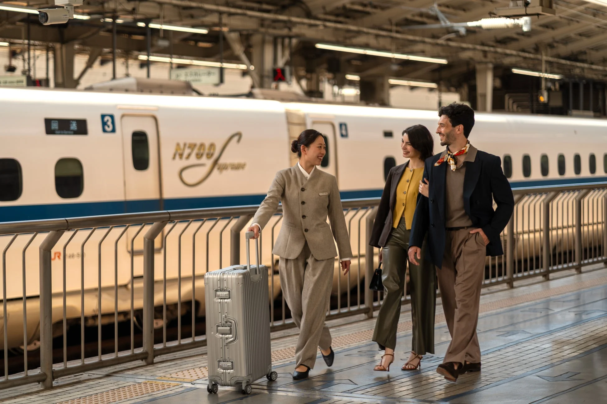 新幹線とスタッフ