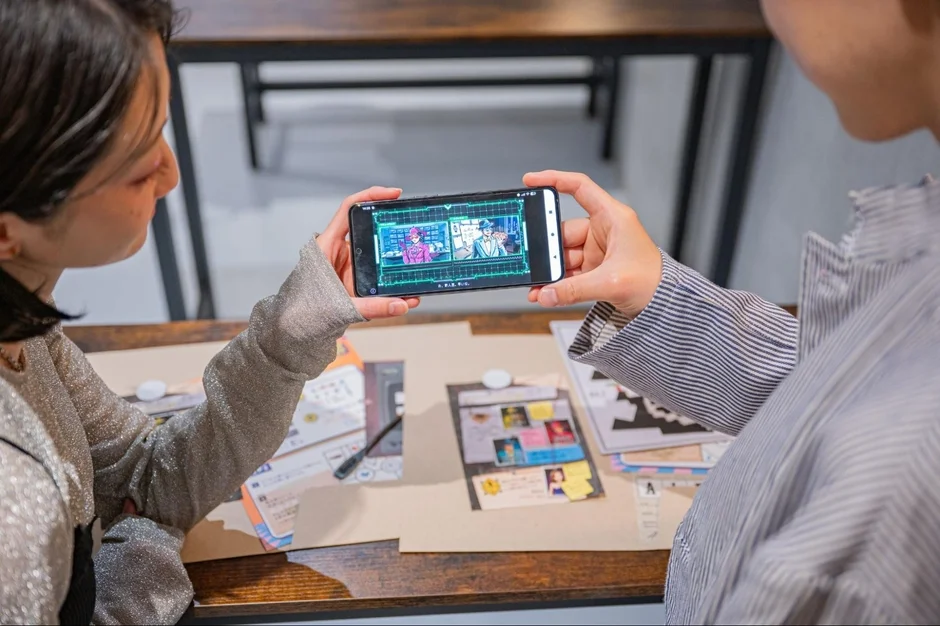 スマホで謎解きを楽しむ様子