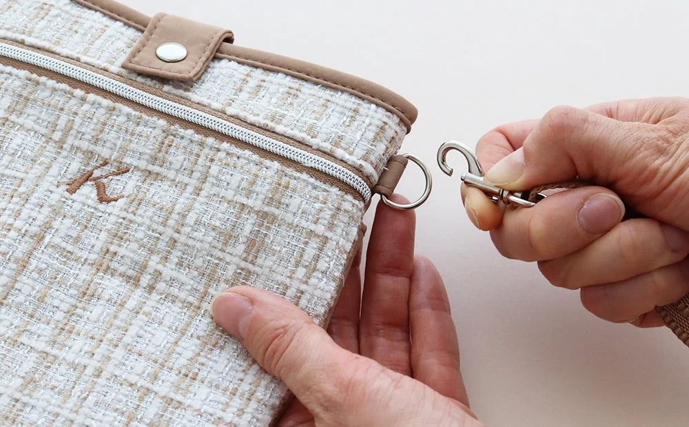 ストラップを金具に取り付ける様子