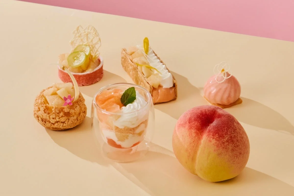 桃をテーマにした豪華なアフタヌーンティーセット