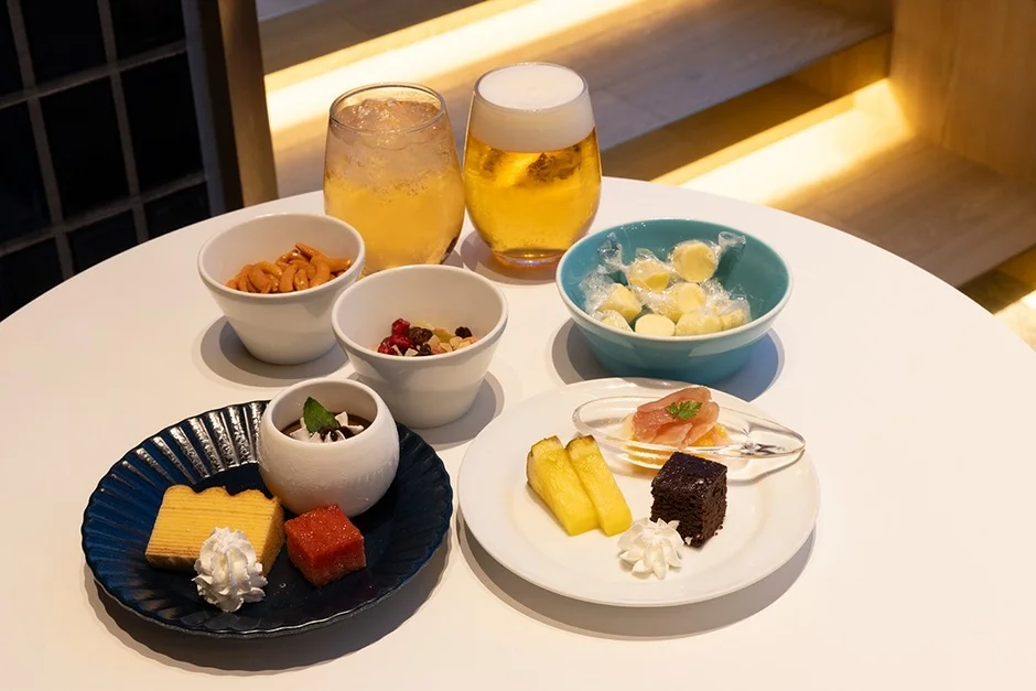デザートや軽食が並ぶテーブル