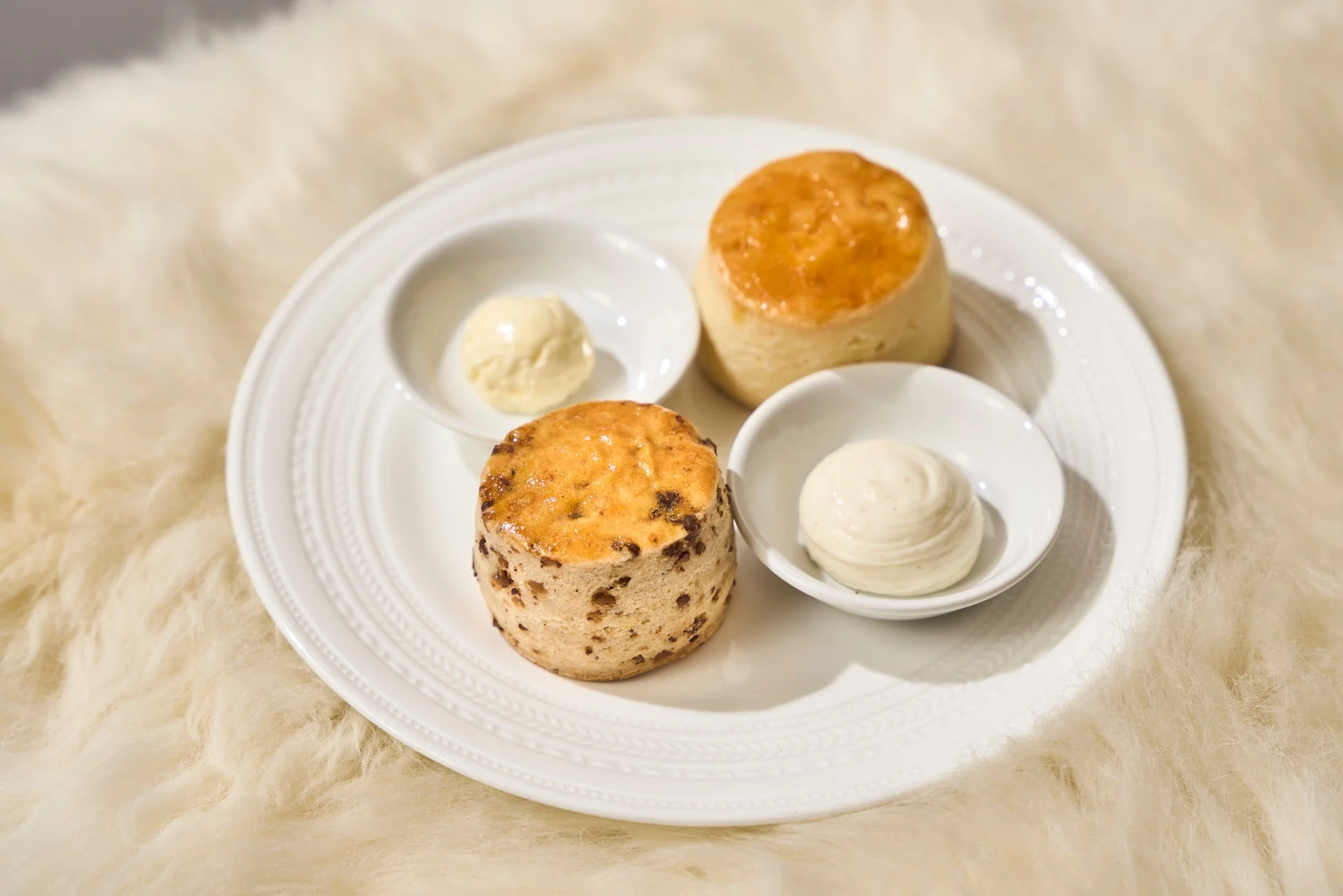 皿に盛り付けられたスコーンとクリーム