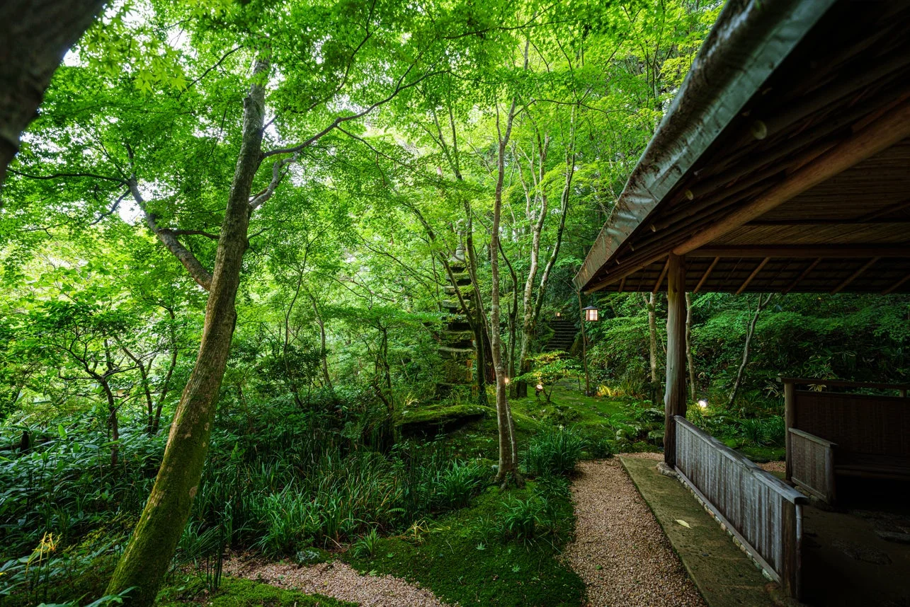 日本庭園、砂利道と伝統建築