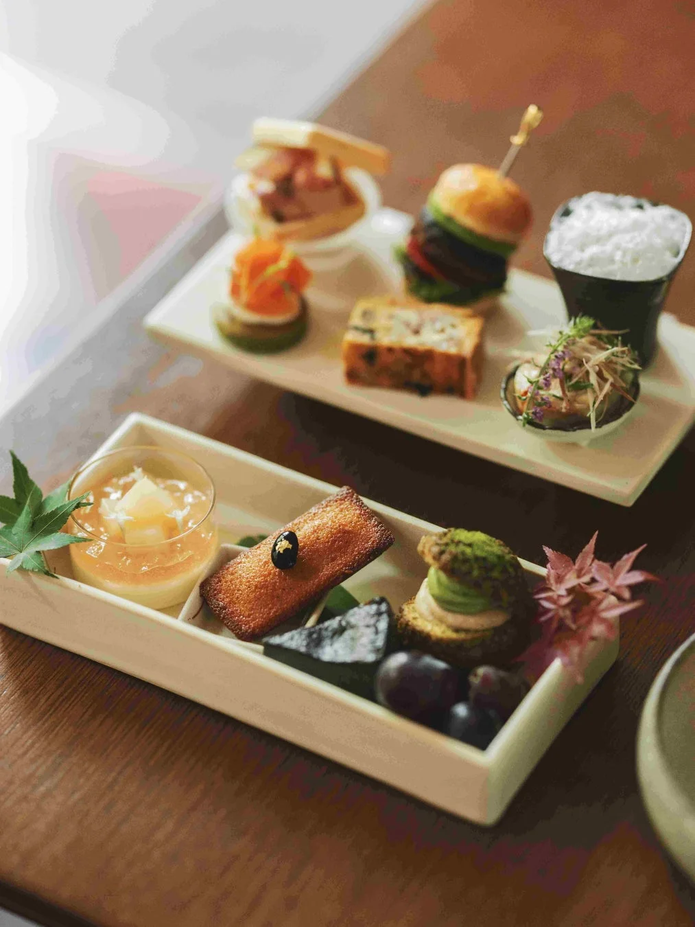 和食風の小皿料理とデザート