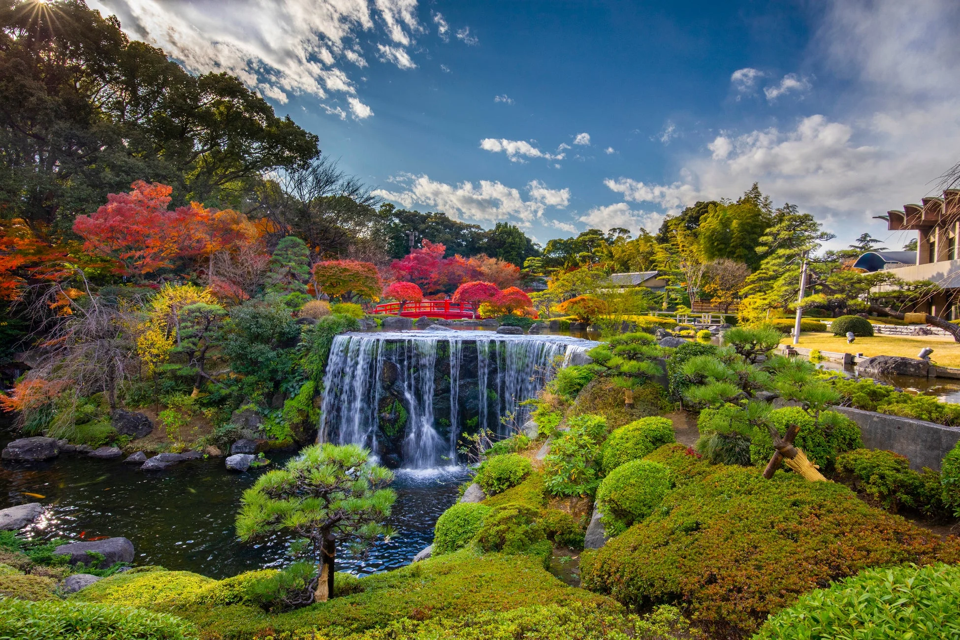秋に彩られた日本庭園