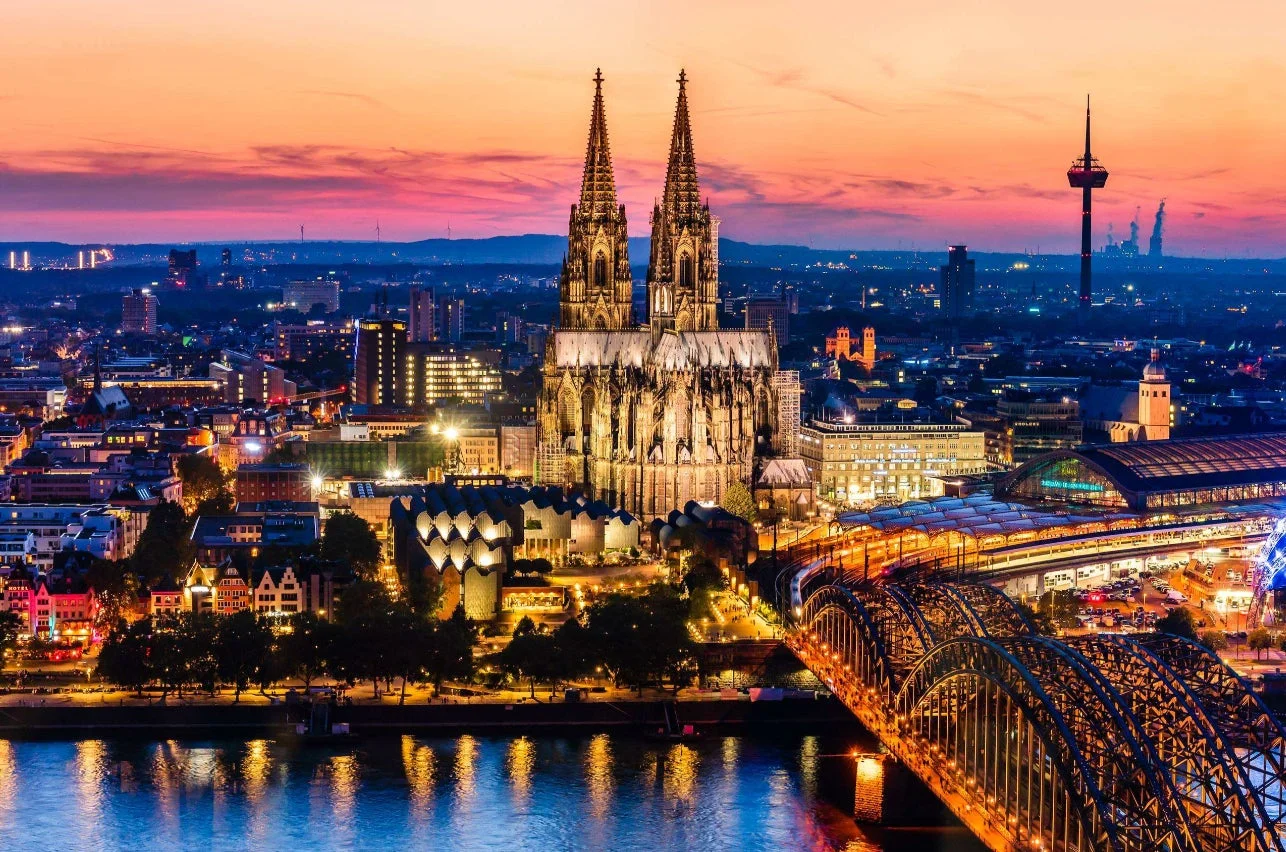 夕焼け空を背景に、ライトアップされたケルン大聖堂